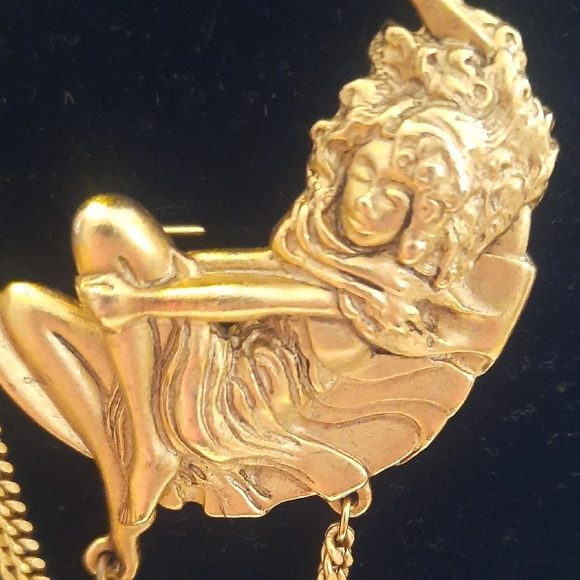 Gold Brooch with Chain and Heart Charm - Picture 2 of 4